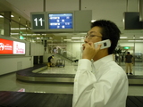 電話する男