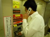 電話する男
