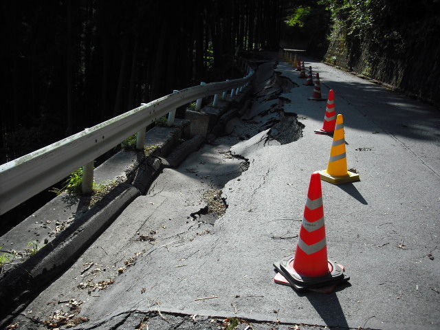 道路陥没