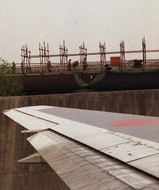 翼端の数メートル先は工事中@上海浦東国際空港