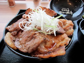 ホエー豚丼セット@新千歳空港店