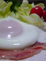 朝はハムエッグ