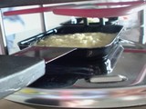 ラクレットグリルでチーズを加熱中