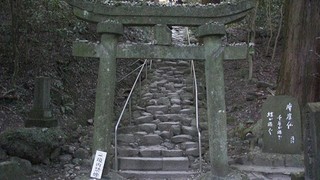 徐々に険しくなる熊野磨崖仏への道