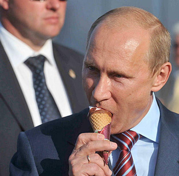 ソフトクリームを食べるプーチン大統領
