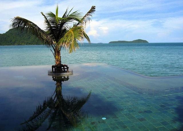 amazing-infinity-pool-by-the-sea