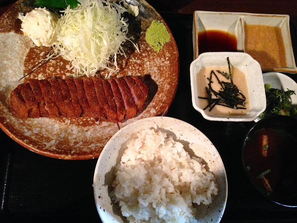 「牛かつ もと村」（渋谷）上品で衝撃的な旨さの牛カツは絶対に食べるべき！[雪]