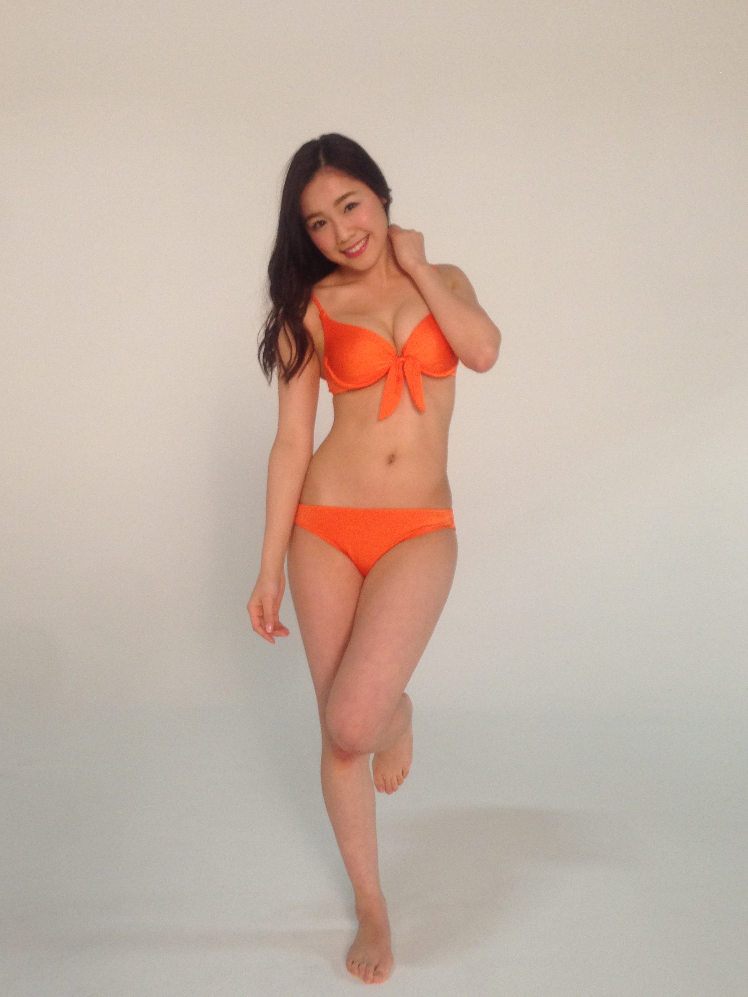 オレンジのビキニの水着の石田安奈