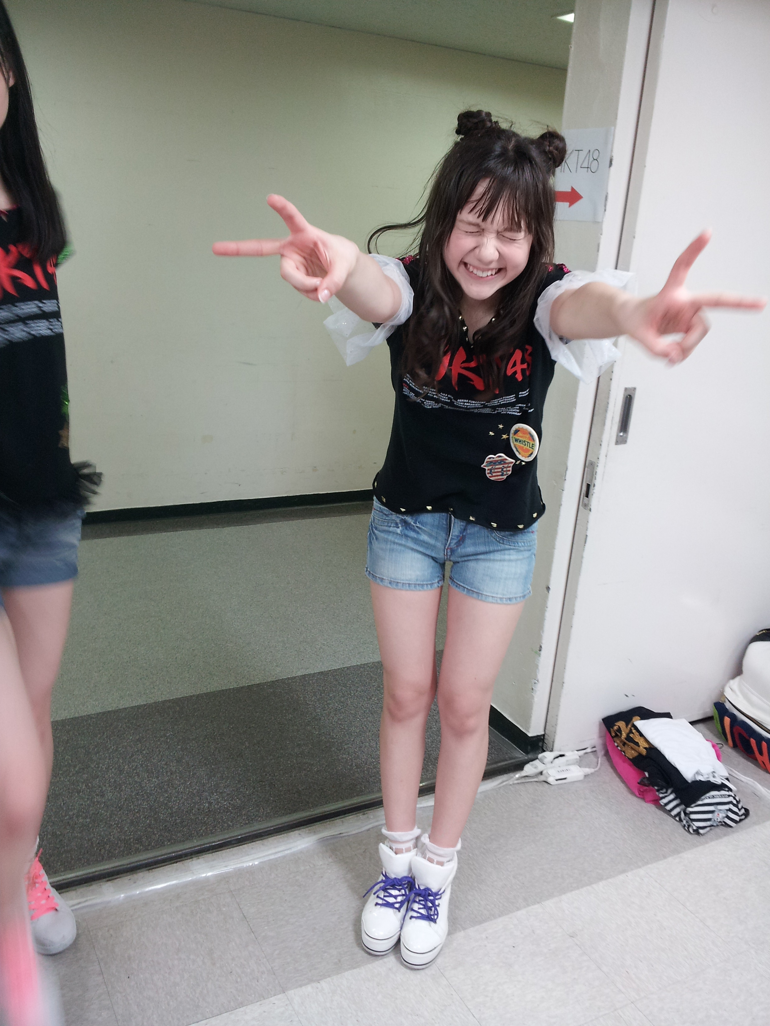 ピースをしながらはしゃいでいる村重杏奈の画像♪
