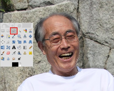 遺影を作る顔を切り抜く