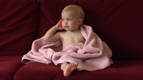 391146697-empaquetado-toalla-de-mano-nino-pequeno-bebe