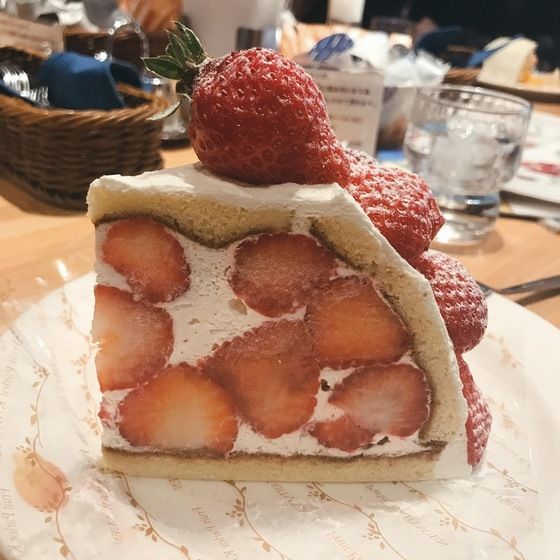 海外 日本のフルーツパーラー 果実園で食べた苺のケーキが凄かった 海外の反応 すらるど 海外の反応
