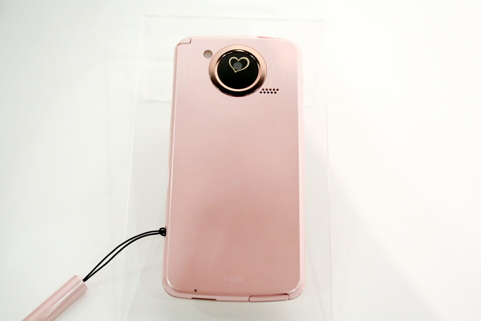 Popteenコンテンツもチェック！防水機能やおくだけ充電に対応