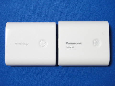 KBC-L2とQE-PL201の比較。デザインはほぼ同じだが、QE-PL201の方が縦に1mm、厚さで1mm程度大きい。またKBC-L2は光沢仕上げだがQE-PL201は光沢感の無いマット仕上げとなっている。