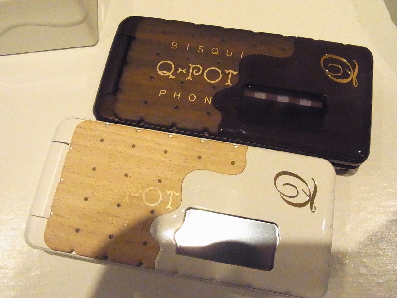 ドコモ、Q-Potコラボケータイ第2弾“ビスケットなケータイ「SH-04C」”を