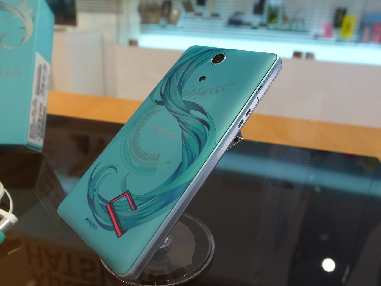 初音ミクとコラボしたドコモスマホ「Xperia feat. HATSUNE MIKU SO-04E