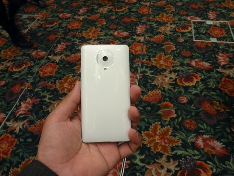 ドコモ初のUE Category 4対応スマホ!全部入りハイスペックな「Ascend D2 HW-03E」を写真でチェック【レポート】