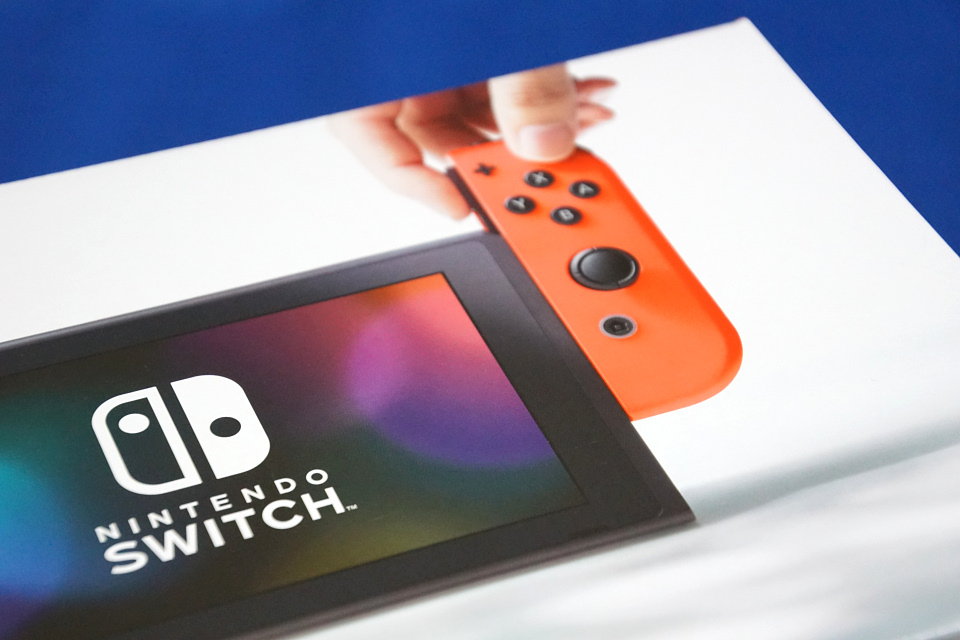 ゲームのプレイ環境をいつでもどこでもスイッチ！任天堂の最新ゲーム機「Nintendo Switch」開封して外観や同梱物、周辺機器をじっくり