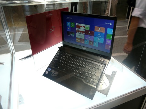 【CEATEC JAPAN 2012】ドコモから発売されるかも!?富士通ブースでWindows 8搭載の新型「ARROWS Tab」を発見【レポート】