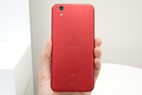 KDDI、au向けスタンダードスマホ「AQUOS sense SHV40」の新色