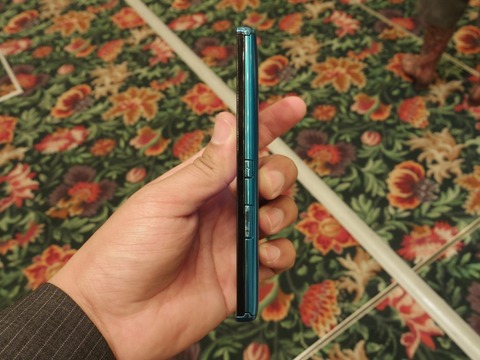 クアッドコアCPUと大画面フルHD液晶をスリムなボディに凝縮!「ELUGA X P-02E」を写真でチェック【レポート】