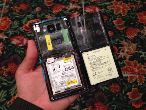 クアッドコアCPUと大画面フルHD液晶をスリムなボディに凝縮!「ELUGA X P-02E」を写真でチェック【レポート】