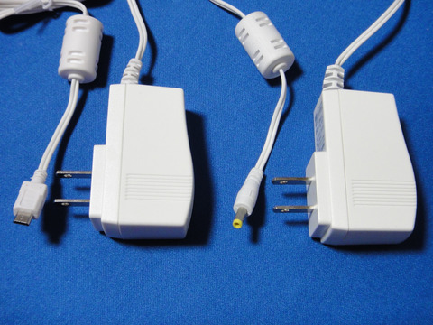 ACアダプター比較。KBC-L2は充電にAC充電専用コネクターとmini USBを利用していたが、QE-PL201ではmicro USBのみに規格統一されている。(左がQE-PL201用)