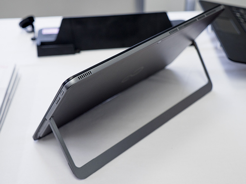 富士通の2つの個性が光るWindows 10タブレット「arrows Tab RH77」と
