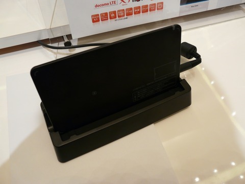 クアッドコアCPUと大画面フルHD液晶をスリムなボディに凝縮!「ELUGA X P-02E」を写真でチェック【レポート】