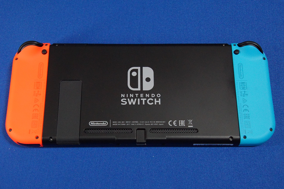 ゲームのプレイ環境をいつでもどこでもスイッチ！任天堂の最新ゲーム機「Nintendo Switch」開封して外観や同梱物、周辺機器をじっくり