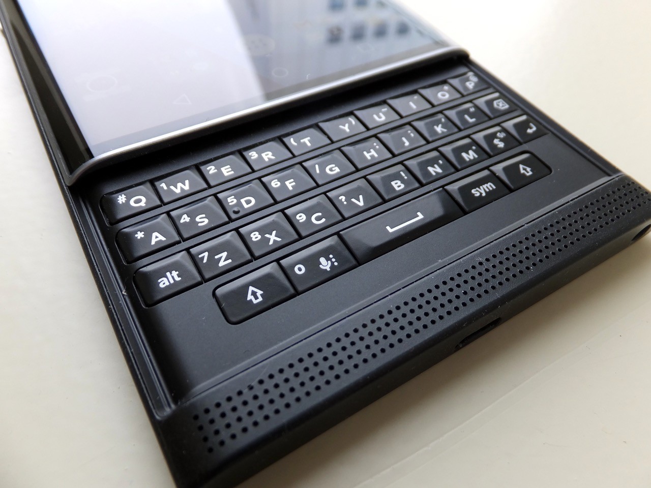 ついに日本でもBlackBerry初のAndroidスマホ「BlackBerry PRIV」が発売