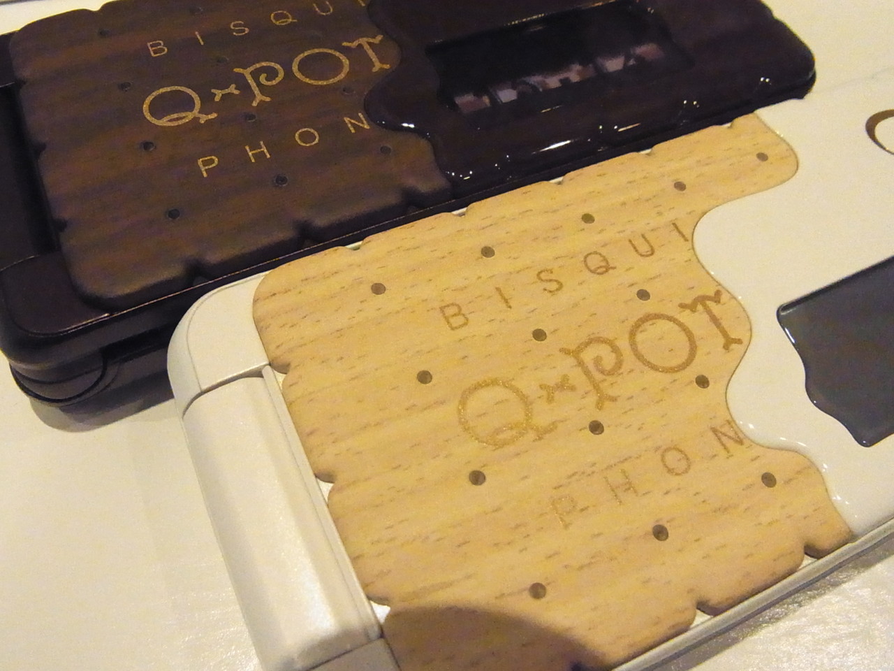 ドコモ　携帯電話　Q-POT SH04C ビスケット　ガラケー ドコモ ガラケー SH-04C Q-POT コラボ ドコモ、ビスケットケータイ「SH