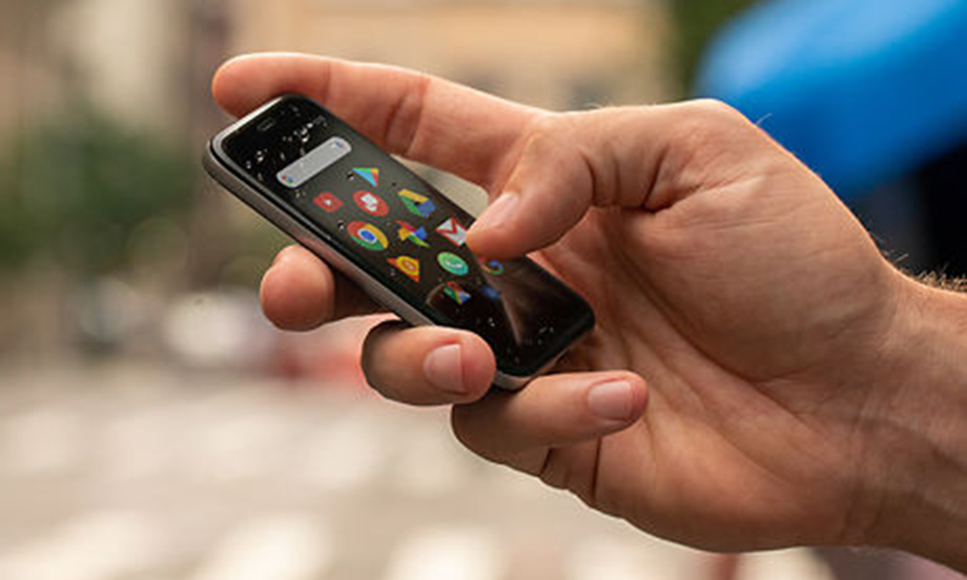 FOX、クレジットカードサイズの小型な防水・防塵対応SIMフリースマホ「Palm Phone」を4月24日に発売！予約受付開始し、価格は4万