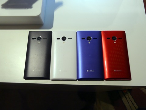 SoftBank 4Gに対応した4.9インチ液晶搭載のハイスペックスマートフォン「AQUOS PHONE Xx 203SH」を写真でチェック【レポート】