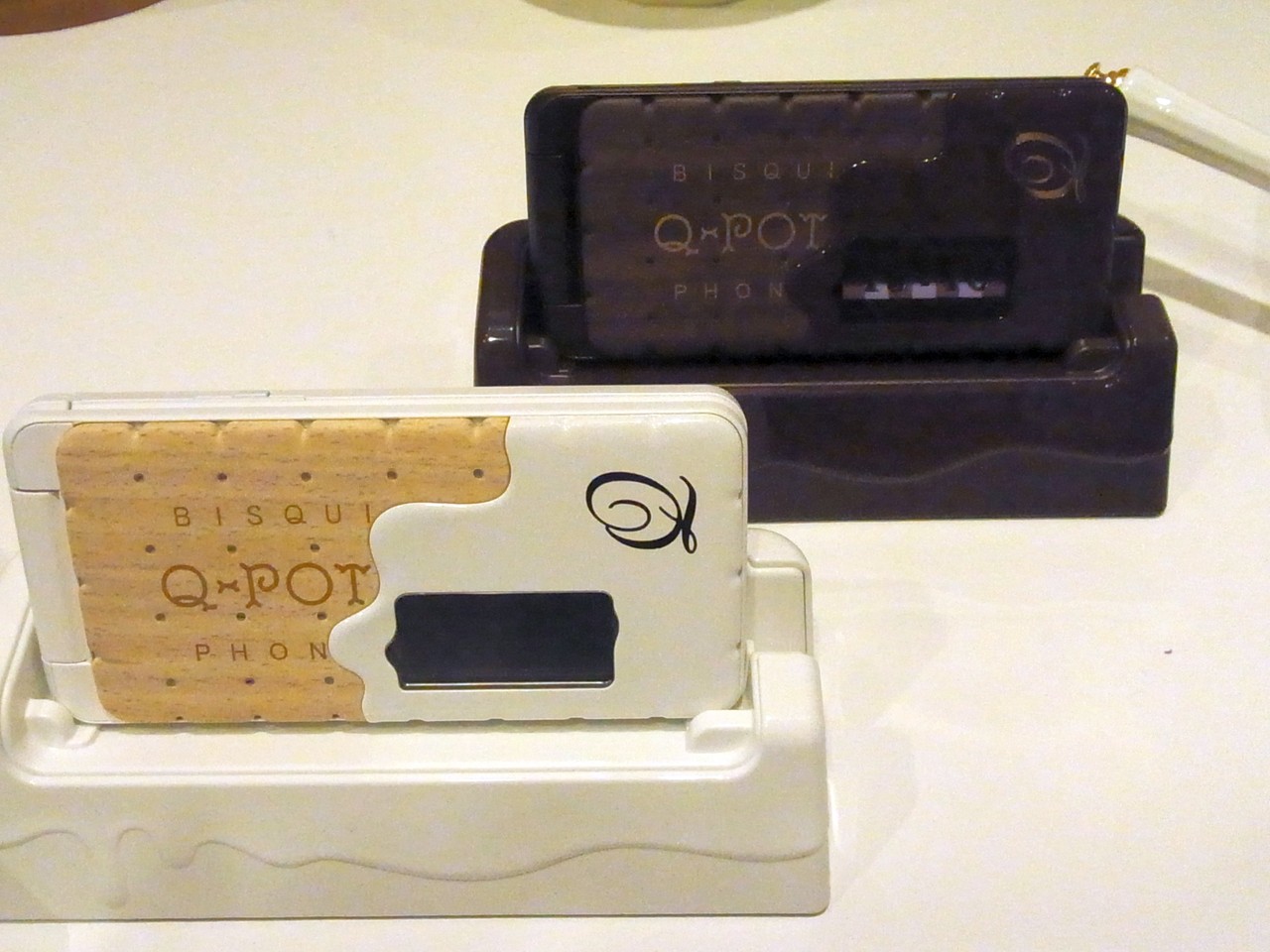 ドコモ、Q-Potコラボケータイ第2弾“ビスケットなケータイ「SH-04C」”を