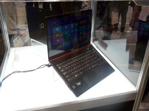 【CEATEC JAPAN 2012】ドコモから発売されるかも!?富士通ブースでWindows 8搭載の新型「ARROWS Tab」を発見【レポート】