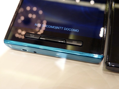 クアッドコアCPUと大画面フルHD液晶をスリムなボディに凝縮!「ELUGA X P-02E」を写真でチェック【レポート】