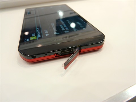 携帯電話初のIGZO液晶搭載!さらに進化した最強ドコモスマホ「AQUOS PHONE ZETA SH-02E」を写真でチェック【レポート】