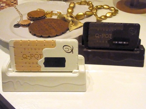 ドコモ、Q-Potコラボケータイ第2弾“ビスケットなケータイ「SH-04C」”を