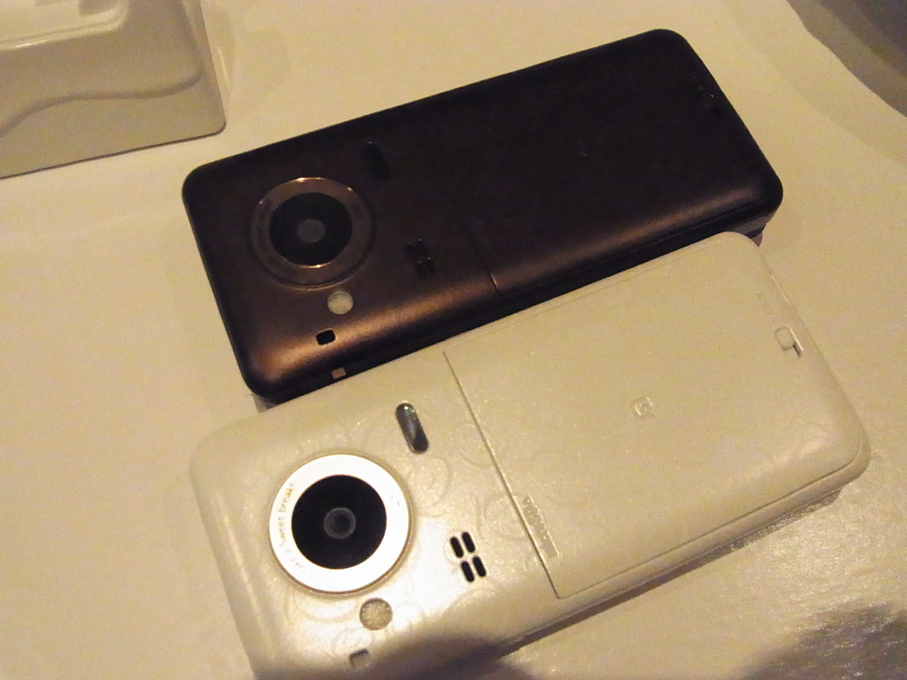 docomo Q-pot. SH-04C ビスケット 本体　付属品 ドコモ、Q-Potコラボケータイ第2弾“ビスケットなケータイ「SH-04C」”を