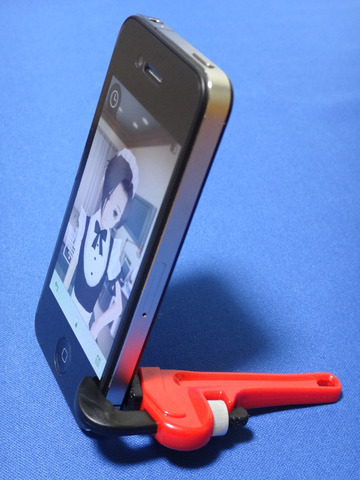 iPhone程度の大きさの機種なら縦置きも可能。