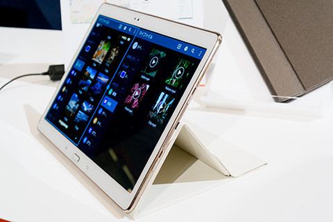 auからも登場！10.5インチ2560×1600ドットのプレミアム