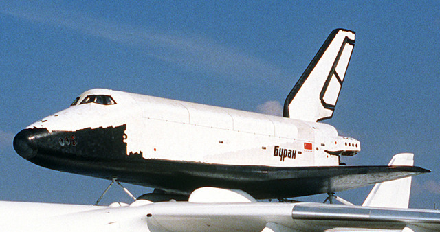 Buran_on_An-225_(Le_Bourget_1989)_(cropped)