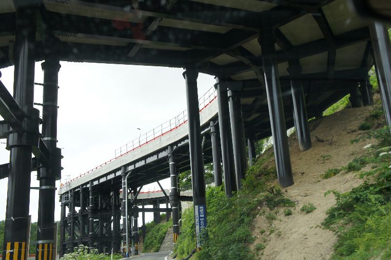 肘折れ温泉への道？