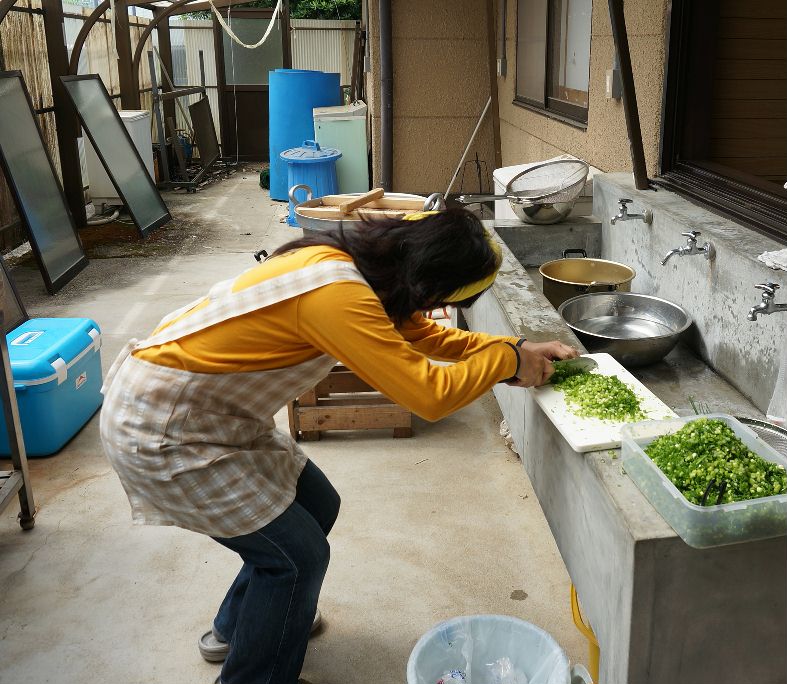 花菖蒲祭りでなんでこの格好で切るの？