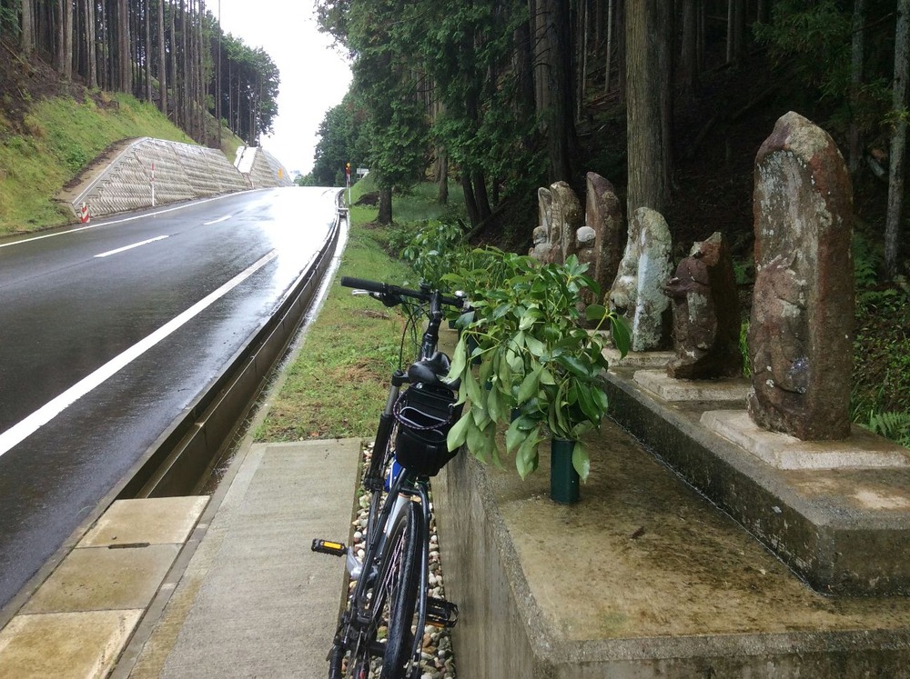 青垣峠の地蔵さんと