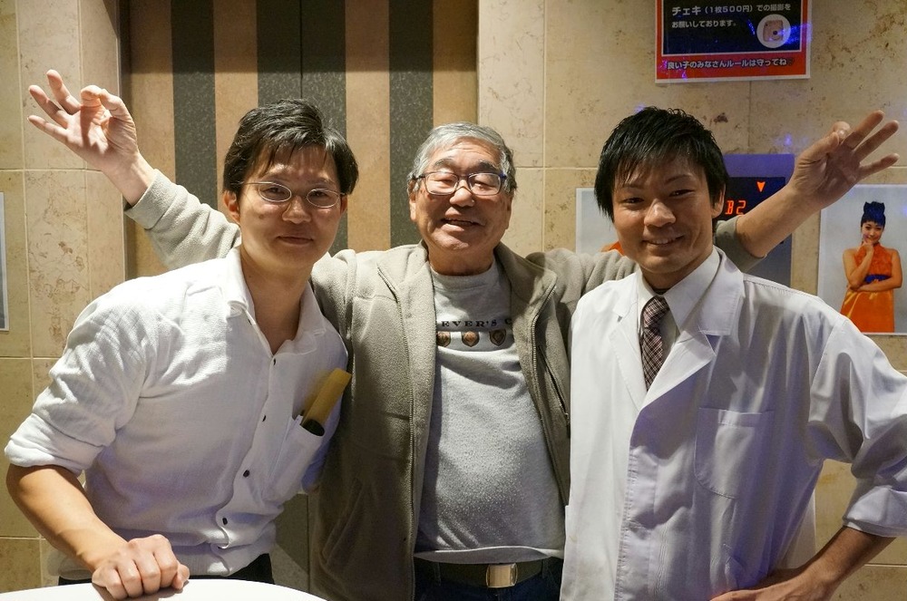 両手に男弟子爺１