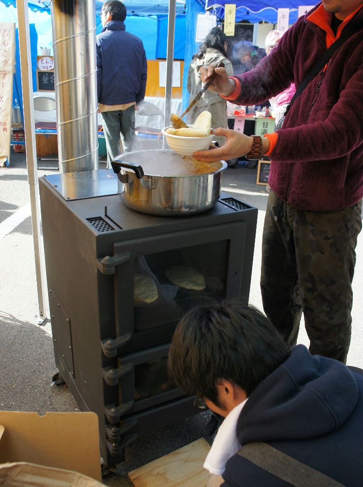 ストーブで焼いたパンとカレーみんなの家