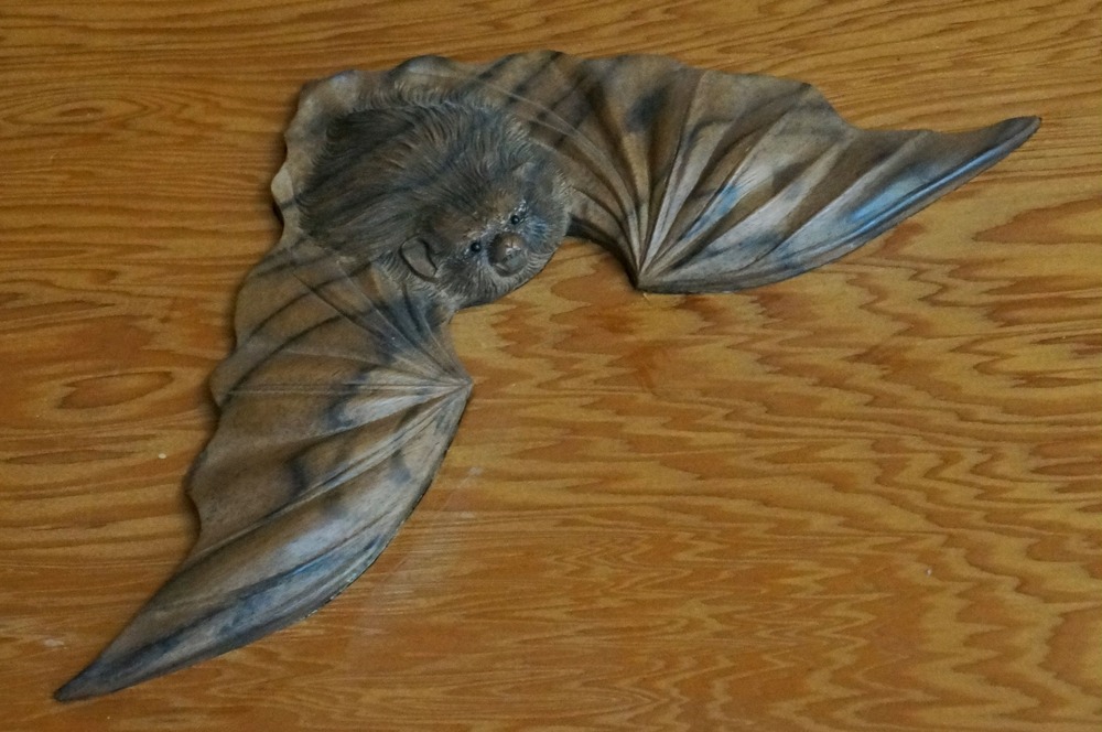 來住家の欄間に黒柿で作った蝙蝠