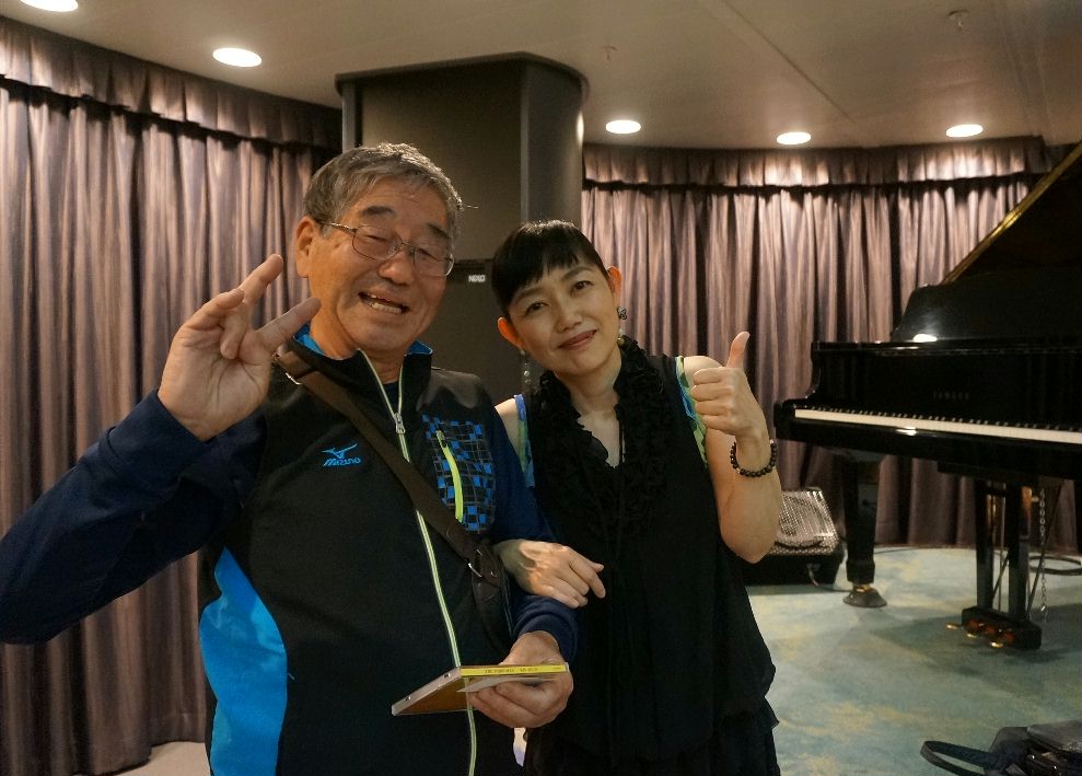 ピアノ奏者の高梨さんと